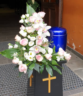 Beerdigung mit stillem Abschied und anonymer Grabstelle unter Rasen
