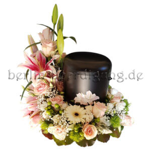 Urnenkranz in Zart-Rosa Grün mit Rosen, Gerbera, Lilien