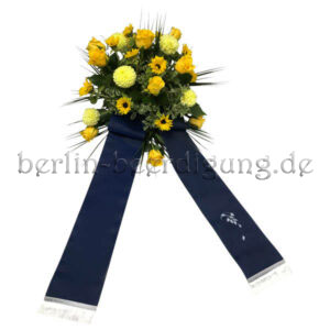 Blumen zur Beerdigung in warmen Gelb mit blauer Schleife