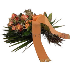 Blumengesteck orange Rosen mit Trauerschleife