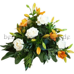 Hohes Trauergesteck aus weißen Edelrosen und orangefarbenen Lilien