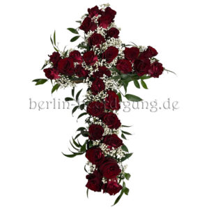 Würdevolles Blumenkreuz in Rot-Weiß mit Rosen zur Beerdigung