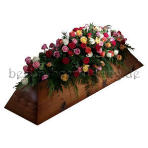 Blumenschmuck für den Sarg bei Erdbestattungen