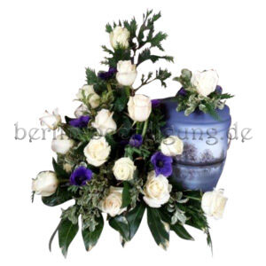 Blumenschmuck für Urne in kühlen Farben Weiß und Blau mit Rosen und Gerbera