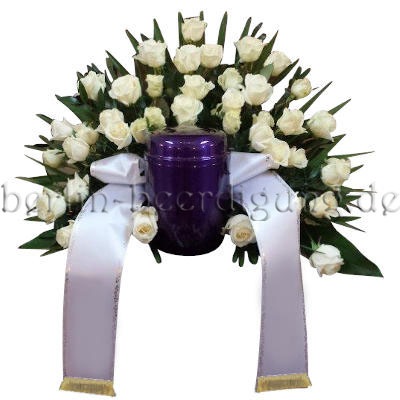 Weißes Urnenhintergesteck aus Rosen mit Trauerschleife