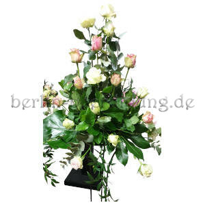 Hochgesteck aus Rosen zur Beisetzung