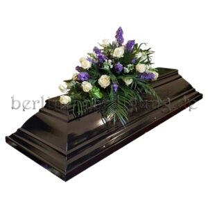Sarggesteck aus weißen Rosen und blauem Eisenhut