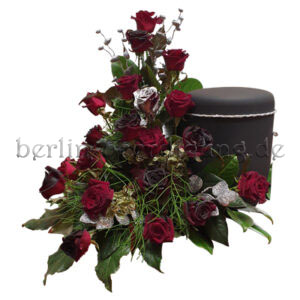 Trauergesteck mit roten Rosen in Schwarz - Silber