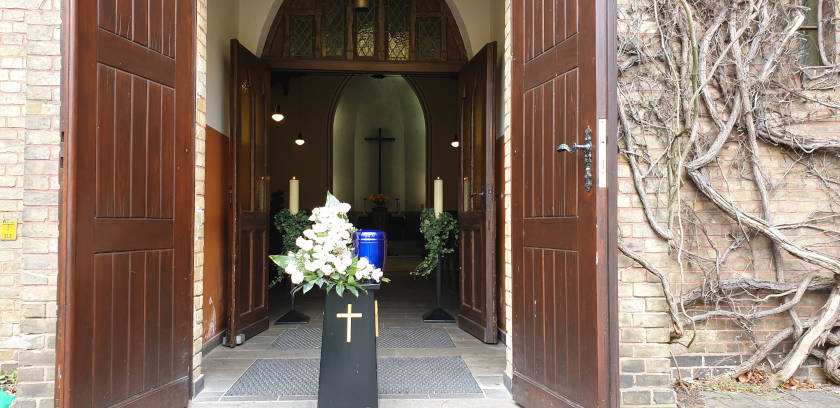 Urne vor der Kapelle für stillen Abschied