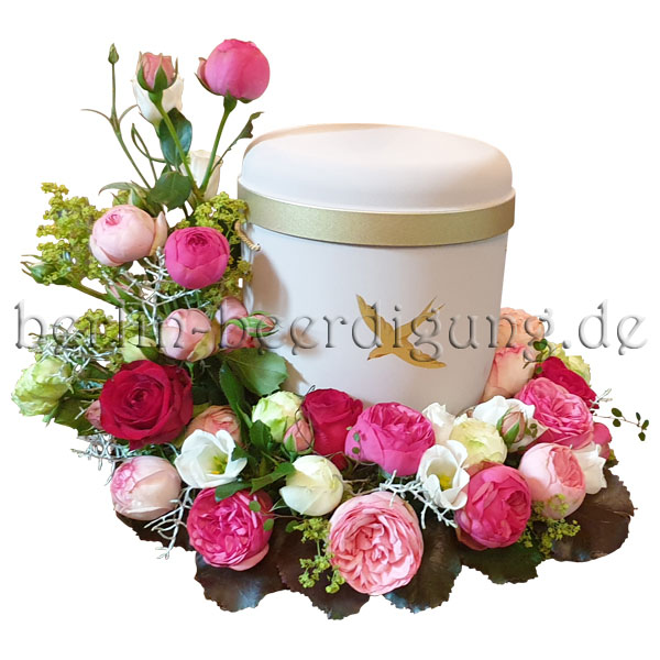 Urnenkranz aus Rosen in weiblichen romantischen Farben mit Erhöhung