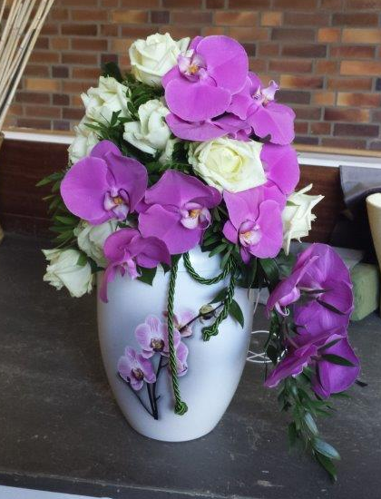 Fr das Begrbnis Urnenkrone mit Orchideen vom Fachmann fr Trauerfloristik  herstellen lassen.