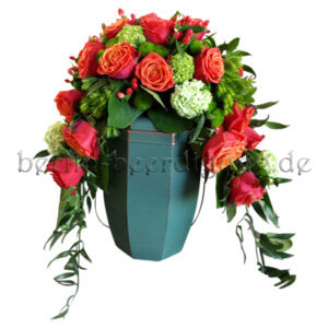 Blumengesteck für Schmuckurne mit rot-orangenen Rosen und Schneeball