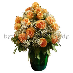 Urnenkrone mit lachsfarbenen Rosen und Schleierkraut