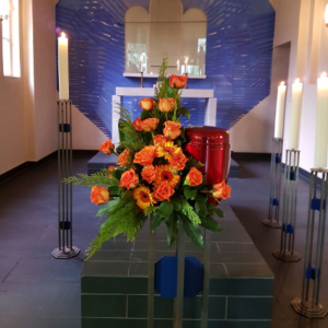 Urnennebengesteck-orange-Gerbera-Rosen-2