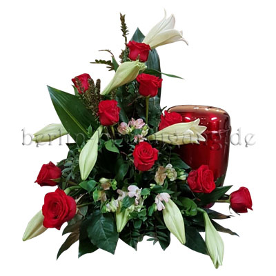 Dieses Urnennebengesteck besteht aus roten Rosen und weißen Lilien. Ergänzt wird das Gesteck mit grünem Beiwerk.