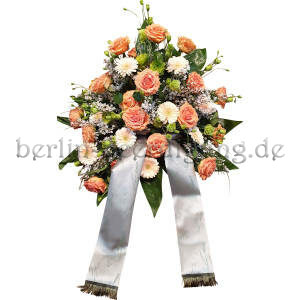 Freundliches hohes Blumengesteck mit Trauerschleife