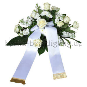 Weißes Blumengesteck mit weißen Rosen, Levkojen und Schleife