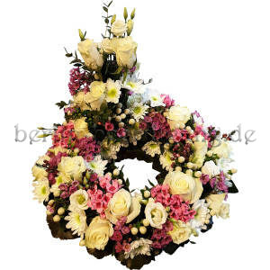 Blumenkranz mit erhöhtem Teilgesteck aus weißen Rosen, weißen Chrysanthemen, rosa Bouvardien, Lysianthus und Johanniskrautbeeren