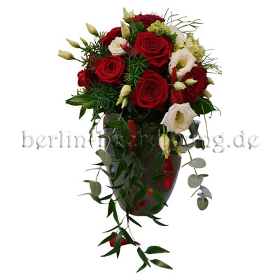 Eine schmal und elegant gearbeitete Urnenkrone aus dunkelroten Rosen und weißen Lysianthus-Blüten.