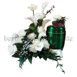 Blumenschmuck für Urne in reinem Weiß mit Haube